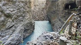 花蓮太魯閣靳珩隧道西口旁邊坡崩塌，導致立霧溪形成堰塞湖，潰決風險升高。（圖／公路局提供）