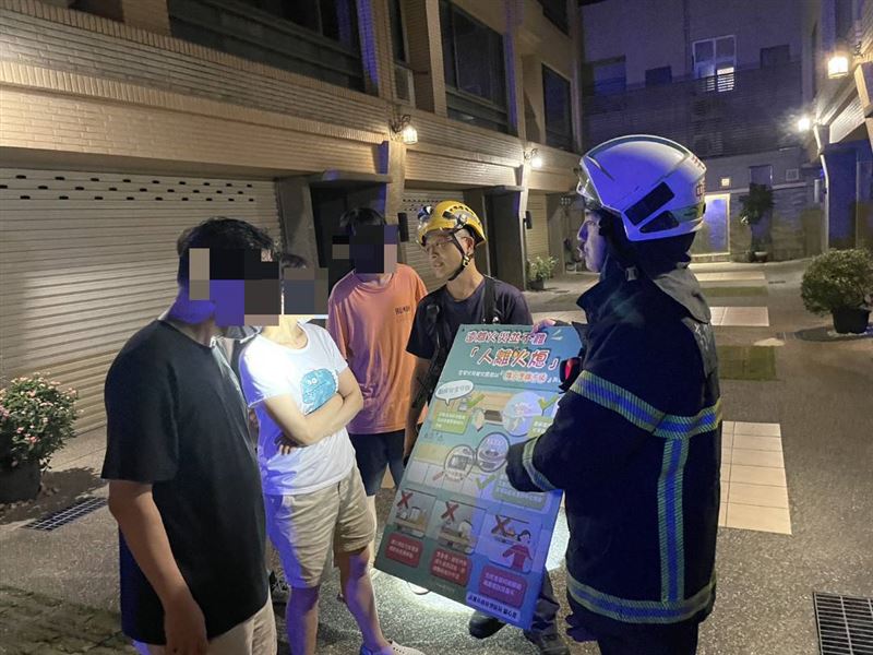 警消撲滅火勢後，向起火戶宣導正確的防火觀念。（圖／翻攝畫面）