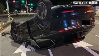 台中離譜車禍！瑪莎拉蒂「翻肚」慘淪廢鐵