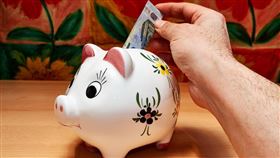 台股長線基本面穩健，投資人若想參與台灣產業成長動能，可採定期定額方式投資市值型的00922，觀察其追蹤MSCI台灣領袖50精選指數報績效表現，假設每個月投入5000元，連續投資7年有望本金翻倍(112.21%)。