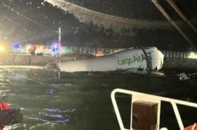 阿聯酋貨機降落香港時，疑失控衝出跑道。（圖／取自Threads）