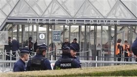 巴黎羅浮宮19日發生罕見竊案，隨即閉館以便警方調查。（圖／美聯社／達志影像）