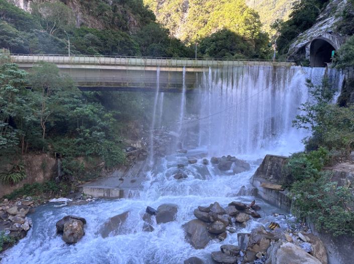 燕子口堰塞湖形成後，水位迅速上漲。（圖／翻攝自太魯閣國家公園）