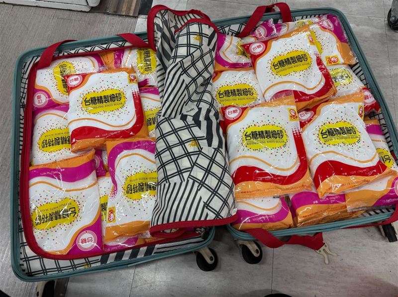 日本蘋果糖專賣店「東京林檎製飴所」老闆池田喬俊再來台灣，又帶了滿滿一箱台糖回日本。（圖／翻攝自池田喬俊Threads）