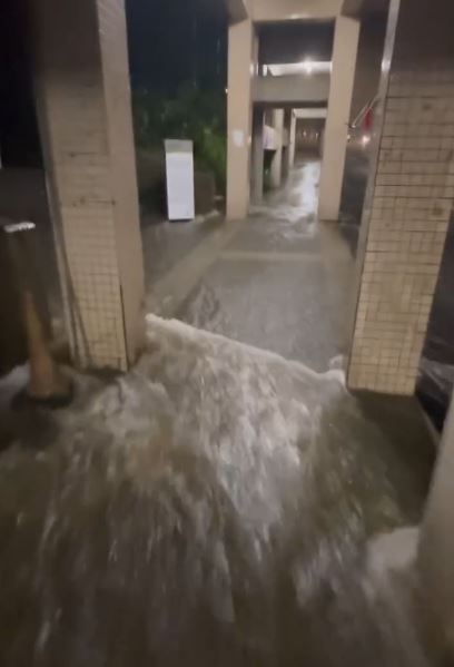 政大校園被豪雨狂炸。（圖／翻攝自Threads @matthewdu.1115）