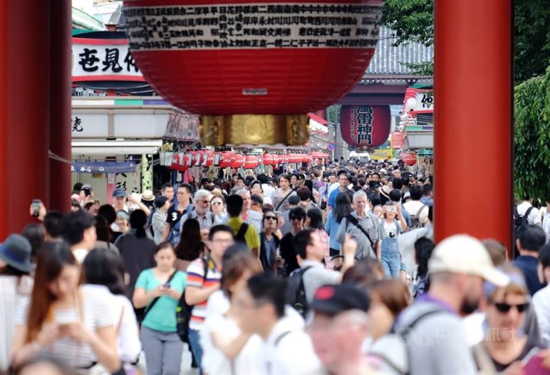 日本政府計劃最快在2026年提高簽證手續費，與歐美接軌。台灣人目前短期入境日本免簽，預料影響不大。圖為東京淺草寺觀光人潮。（圖／中央社）