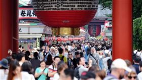 圖為東京淺草寺觀光人潮。（中央社檔案照片）