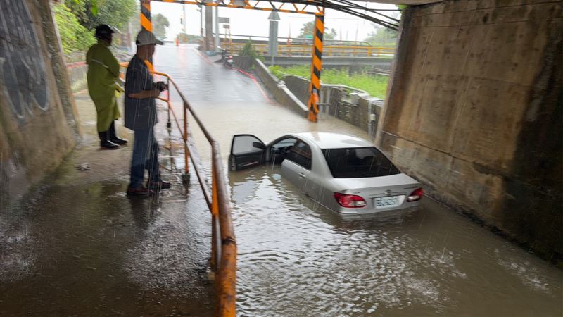 一輛小客車困在水中，駕駛無奈棄車逃生。（圖／翻攝畫面）