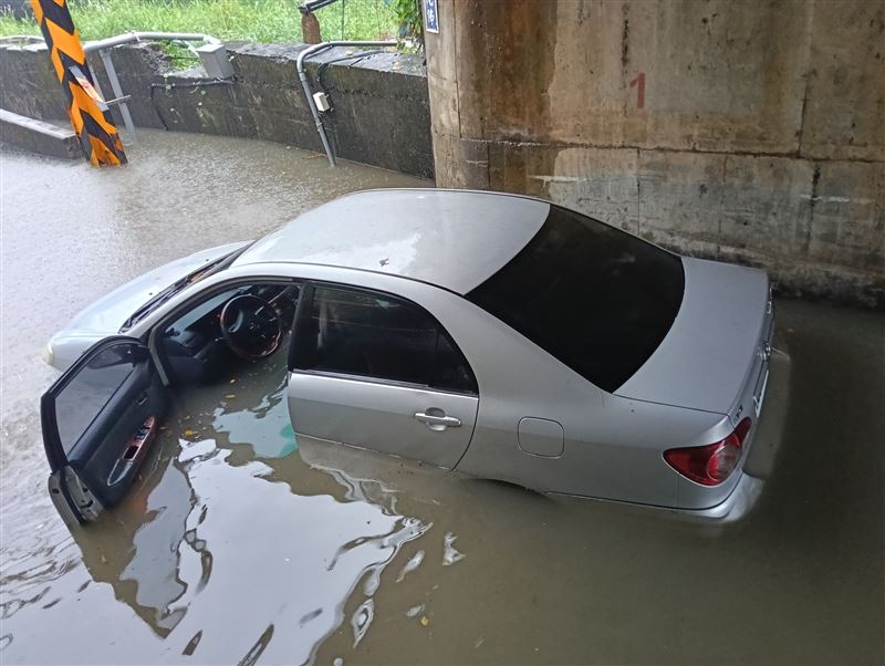 頭城道路積水高度超過輪胎，一輛小客車困在水中。（圖／翻攝畫面）