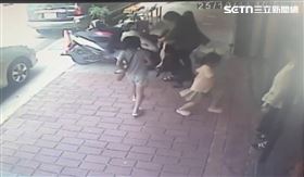 三義木雕街瘋狗突襲　3幼童全身傷送醫(圖/翻攝畫面)