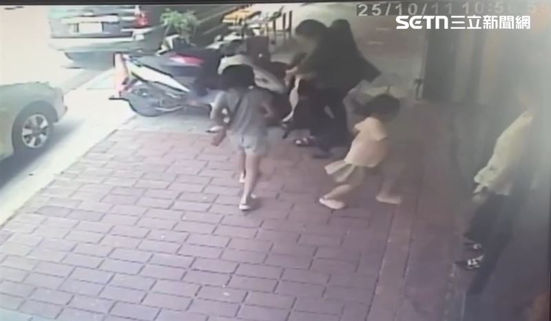 一名家長帶著年幼女兒外出觀賞展覽，未料遭一旁商家飼養、未繫繩的黑犬突然撲咬，導致三名幼童全身多處受傷。(圖/翻攝畫面)