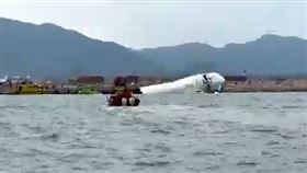 阿聯酋貨機降落香港時，疑失控衝出跑道。（圖／取自X）