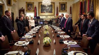 川普飆髒話、丟地圖！白宮談話變激烈爭吵