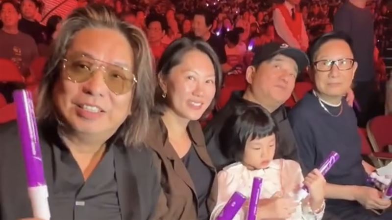 呂方(右2)與家人一同參與杜德偉演唱會，並與香港演員林敏聰(左1)合照。（圖／翻攝自微博)