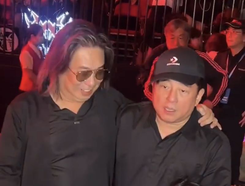 呂方（前排右）於19日在杜德偉演唱會時與林敏聰（前排左）合照。（圖／翻攝自微博）