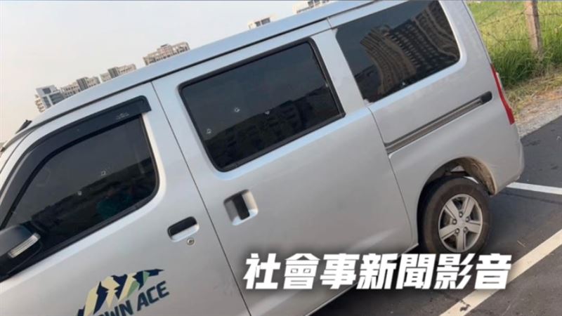 小貨車被開了4槍，車體留下彈孔痕跡。（圖／翻攝自社會事新聞影音畫面）