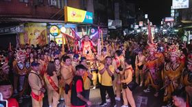 桃園護國宮太子夜巡暗訪次日重頭戲為高城社區，不乏三代同堂或里民湧出街道接駕。（桃園護國宮陳乃瑋/攝影）