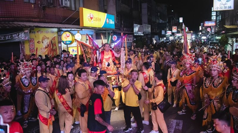 桃園護國宮太子夜巡暗訪次日重頭戲為高城社區，不乏三代同堂或里民湧出街道接駕。（圖／桃園護國宮 陳乃瑋攝影）