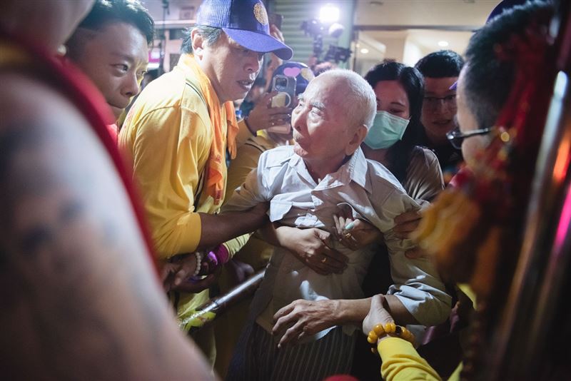 元老級信眾97歲鍾可，堅持要親自起身像太子爺祈福。（圖／桃園護國宮 陳乃瑋攝影）