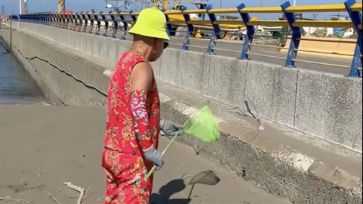 海邊撈魚阿北竟是吊車大王　私下狀態曝光