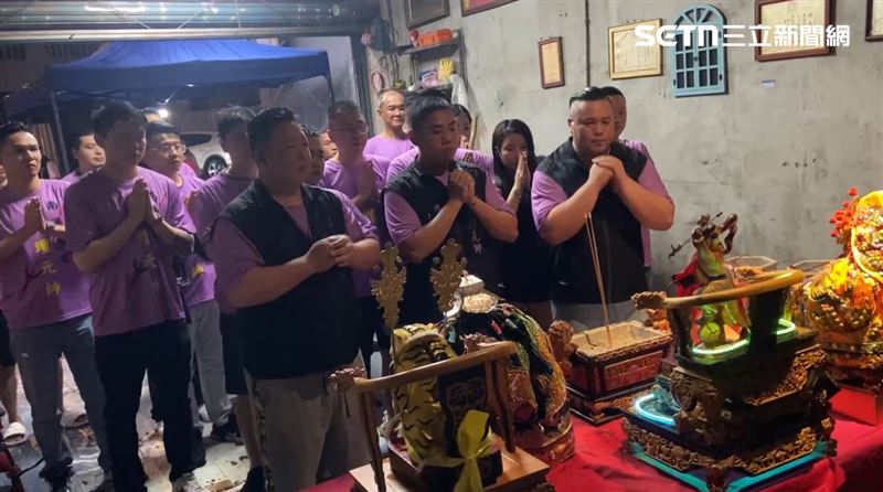 賴姓信眾與眾信徒虔誠設紅壇接駕太子爺，感念保佑。 （圖／賴振宇授權提供，未經同意請勿轉載）