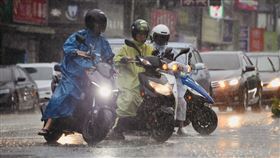 颱風季風共伴效應　北、東台防降雨致災受到颱風風神外圍環流與東北季風共伴效應影響，19日到22日北、東部明顯降雨、需防「大量降雨」致災；台灣高溫因雲多降雨，最低溫約能降至攝氏20度左右，圖為大雨中台北市南港區街頭機車騎士。中央社記者王飛華攝  114年10月19日