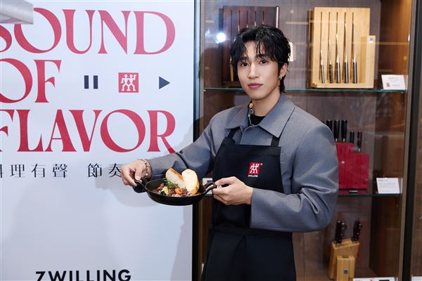 身為品牌愛用者的他，現場使用德國雙人ZWILLING的廚具大展廚藝（圖／德國雙人ZWILLING提供）