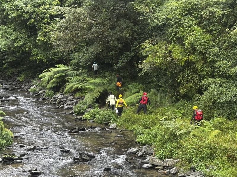 警消人員進入阿玉山進行搜救，昨天在山區一處深潭尋獲黃男遺體。（圖／翻攝畫面）