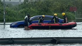 消防隊獲報到場搶救。（圖／翻攝畫面）