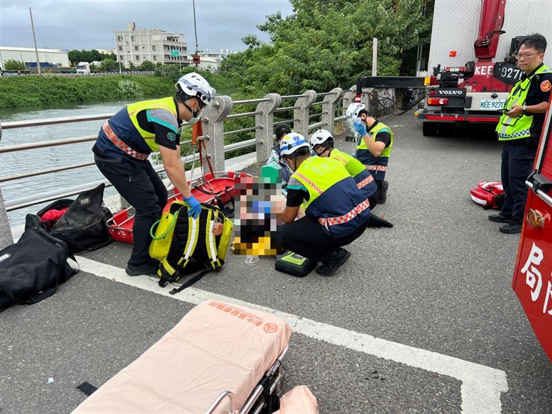 彰化婦人不慎掉入洋厝排水圳溝溺水，消防緊急救援將她送往醫院搶救中。(圖／翻攝畫面)