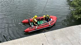 彰化，夫妻雙雙溺水， 環河街，洋厝排水圳溝，消防下水救援(圖／翻攝畫面)