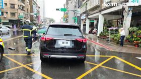 台北市1部賓士休旅車行經酒泉街時與雙載機車發生擦撞。（圖／翻攝畫面）