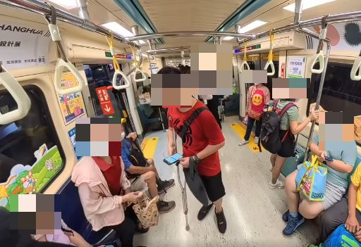 阿嬤讓座優先席給受傷的年輕人。（圖／取自爆料公社）
