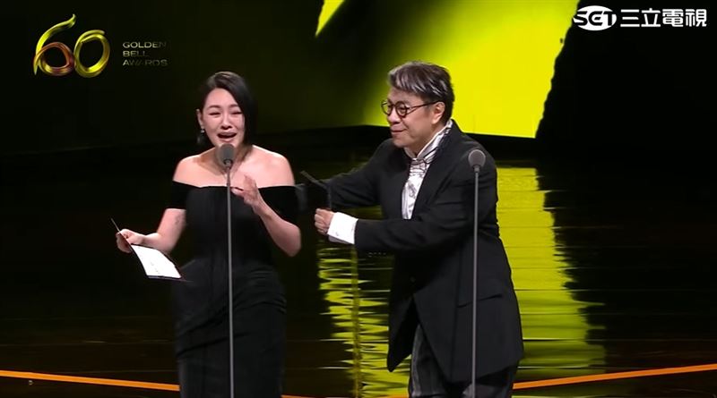 金鐘60小S獻唱30年前她寫的歌催淚，20年前大S寫的詩曝光再逼哭小S。（圖／三立電視）