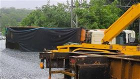 砂石車翻覆現場。（圖／翻攝畫面）