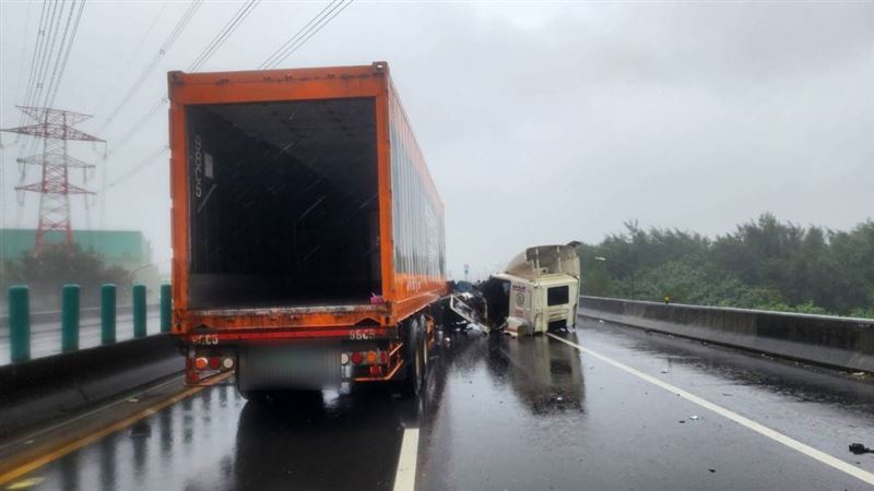 曳引車車頭斷裂嚴重毀損。（圖／翻攝畫面）