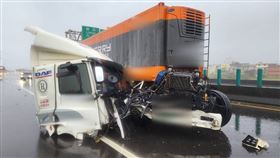 桃園,桃園市,曳引車,事故,護欄,駕駛,水泥,駕駛座,死亡,自撞,台61線（圖／翻攝畫面）