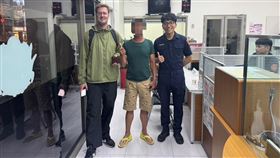 外籍遊客，遺失錢包報案，拾獲錢包好心人，水湳派出所，相遇，命中注定，巧合(圖／翻攝畫面)