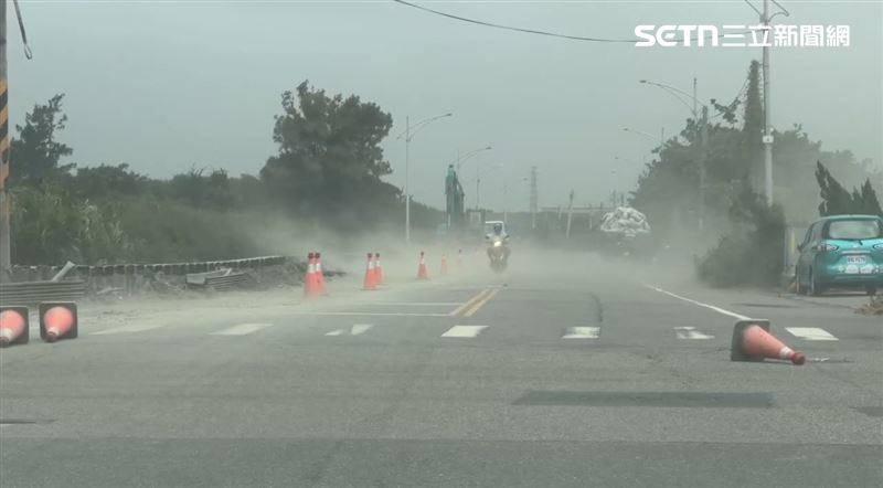 現場騎士難以穩定行駛，許多人被迫臨時停車避風；行人也只能用手摀住口鼻、低頭急行。。(圖/翻攝畫面)