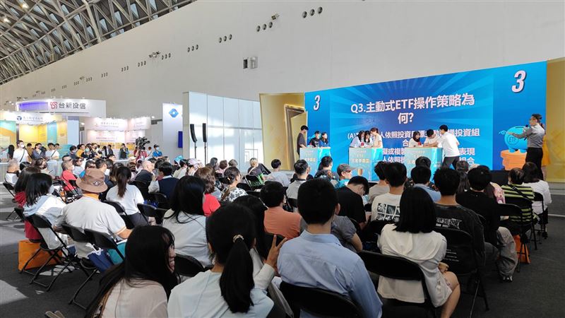 ETF在台灣熱度爆表，受益人數突破1,533萬人、商品數超過272檔，總資產規模可堆出112座台北101大樓。從國民ETF 0050寫下8,000億新高，到台灣資金進軍全球市場，官方也全面動員，推動全民理財升級。這不只是投資，是新時代的「全民掏金潮」。（圖／金管會提供）