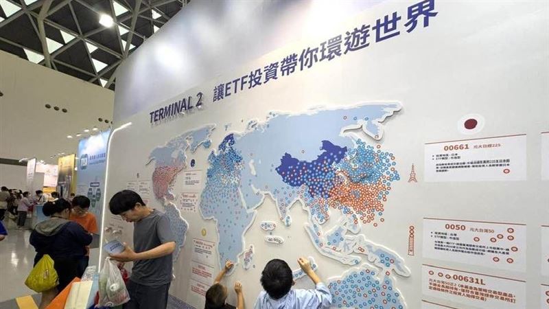 ETF在台灣熱度爆表，受益人數突破1,533萬人、商品數超過272檔，總資產規模可堆出112座台北101大樓。從國民ETF 0050寫下8,000億新高，到台灣資金進軍全球市場，官方也全面動員，推動全民理財升級。這不只是投資，是新時代的「全民掏金潮」。（圖／記者師瑞德攝影）