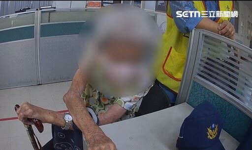 當時氣溫高達30度，員警擔心阿嬤中暑，貼心攙扶她上車並提供飲水，並先返回派出所。（圖／翻攝畫面）
