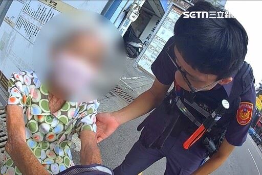 90歲陳姓老婦日前在第三市場公車站前，孤單地等候前往彰化的客運多時卻遲遲未見車來，場面令人鼻酸。（圖／翻攝畫面）