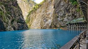 太魯閣國家公園燕子口邊坡崩塌，在立霧溪上游形成堰塞湖。（圖／翻攝自太魯閣國家公園臉書）