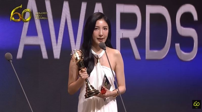 楊謹華私下真面目曝光，熱唱阿妹的歌「我一個人跳舞」驚艷八方展現影后多變魅力。終奪得2025年第60屆金鐘影后。（圖／三立電視、PRESTIGE提供、翻攝自《乘风2025 Ride the Wind》YOUTBE）