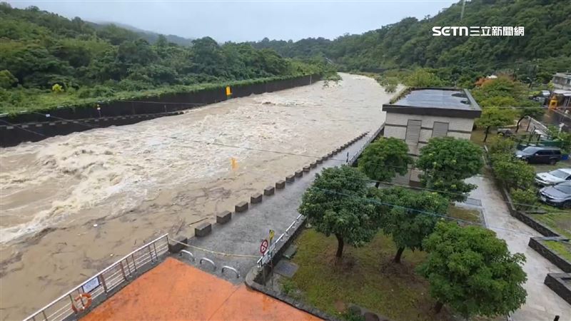 基隆河上水位持續上漲