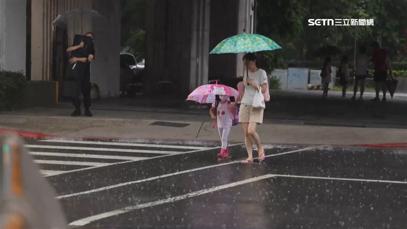 今（21）日受東北季風與颱風外圍環流夾擊，台北市仍照常上班上課，讓不少學生與通勤族頂著狂風暴雨出門