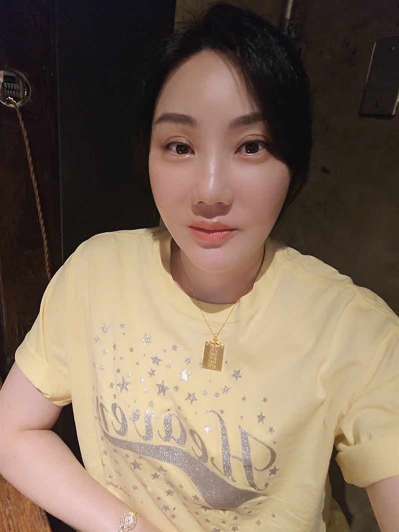 沈嶸認為，陳匡怡曬出追求者送禮物、求婚，並非是網友質疑的精神出狀況，而是渴望被理解、被欣賞，「單純只是一種自我療癒，並沒有太多扭曲的心思」。（圖／沈嶸提供）