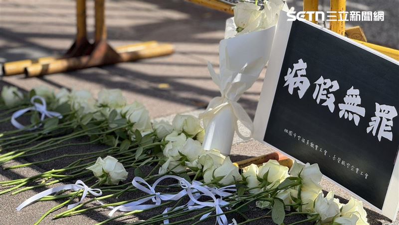桃園市空服員職業工會今（20）日發出公開信，宣布取消原定21日的集結行動，改於26日長榮航空馬拉松活動當天，號召全體空服員穿白衣、獻白玫瑰給董事長林寶水、總經理孫嘉明。（圖／記者李育道攝影）