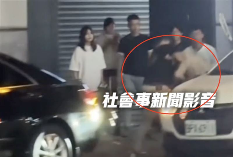 2名男子在一中商圈街頭扭打，遭警方依社維法裁罰。（圖／翻攝自社會事新聞影音）